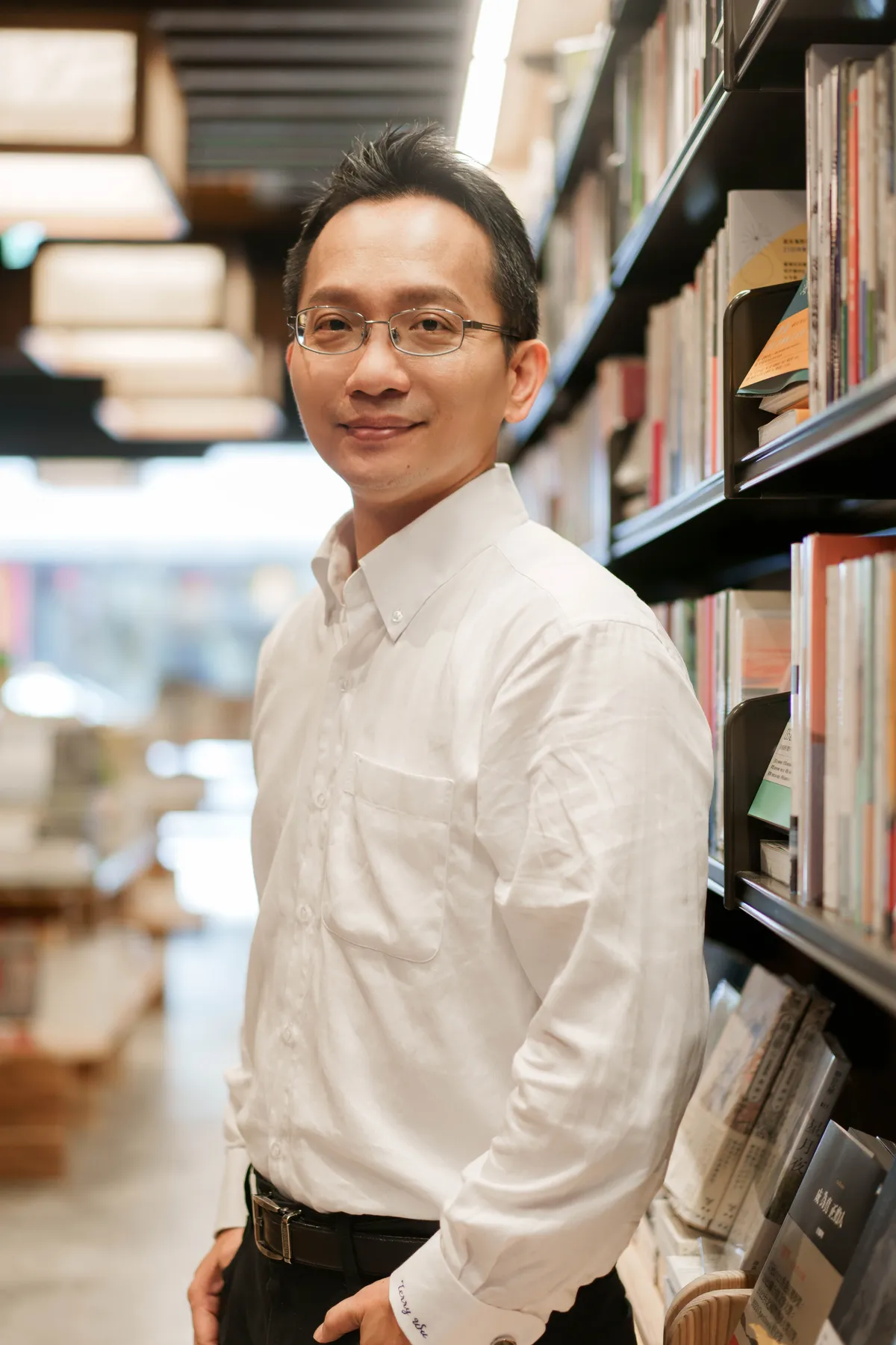 吳家德站在書店書架前