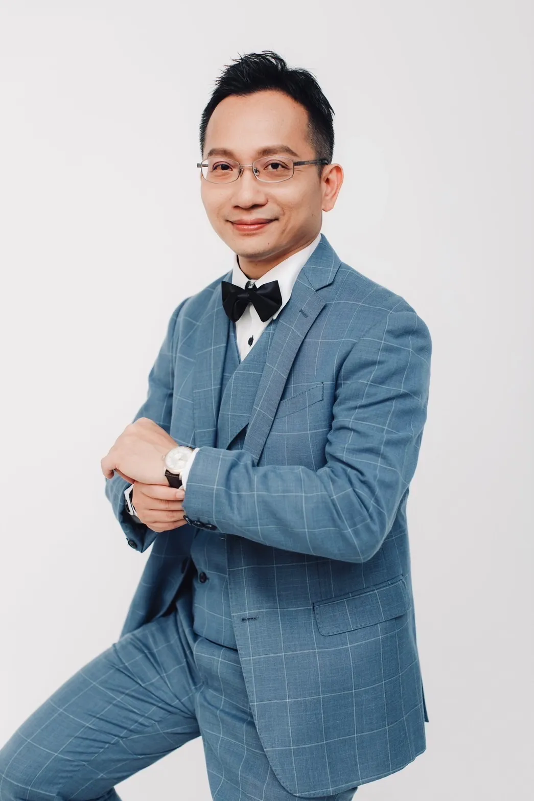 吳家德形象照：棚拍藍色格紋西裝