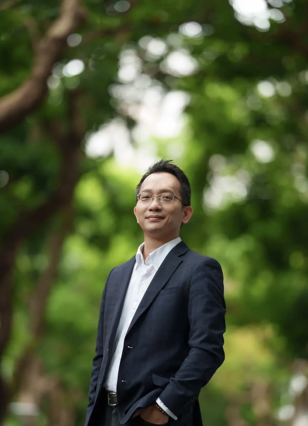 吳家德站在樹蔭下